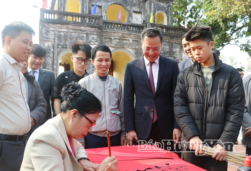 Đồng chí Bí thư Tỉnh ủy Nguyễn Hữu Nghĩa động viên thư pháp gia tại triển lãm.