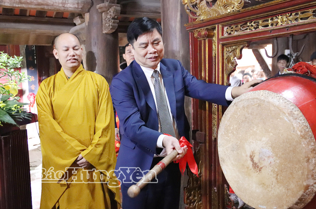 Đồng chí Phó Chủ tịch UBND tỉnh Phạm Văn Nghiêm đánh trống khai mạc lễ hội chùa Keo mùa xuân.