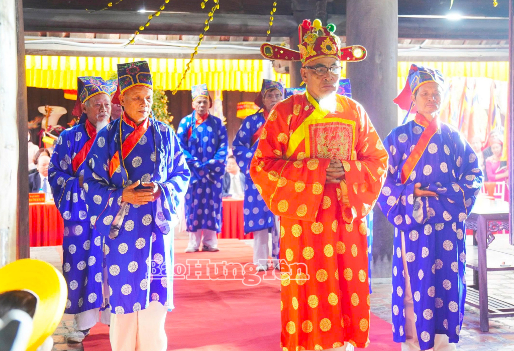 Lễ khai chỉ tại lễ hội chùa Keo mùa xuân được tổ chức trang trọng theo phong tục cổ truyền.