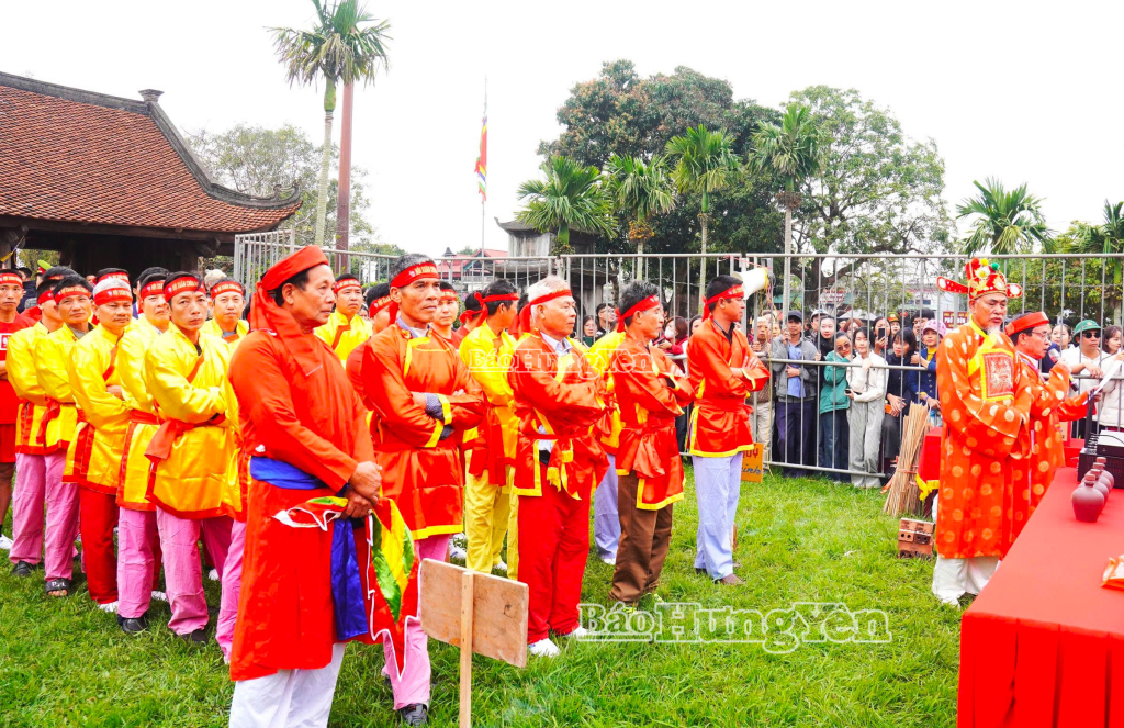 Các đội đại diện cho các giáp trong làng Keo tham gia hội thi chạy giải thổi cơm thi.