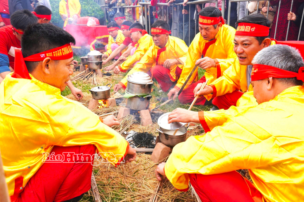 Thổi cơm thi tại lễ hội chùa Keo mùa xuân.