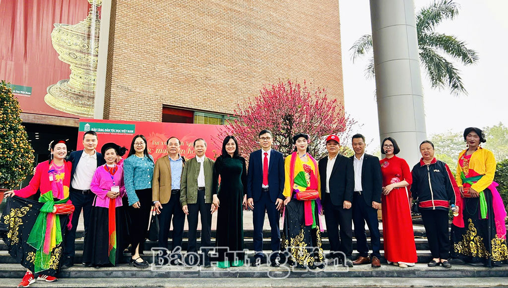 Các đại biểu chụp ảnh lưu niệm tại sự kiện “Vui xuân Bính Ngọ: Sắc màu văn hóa Hưng Yên”.