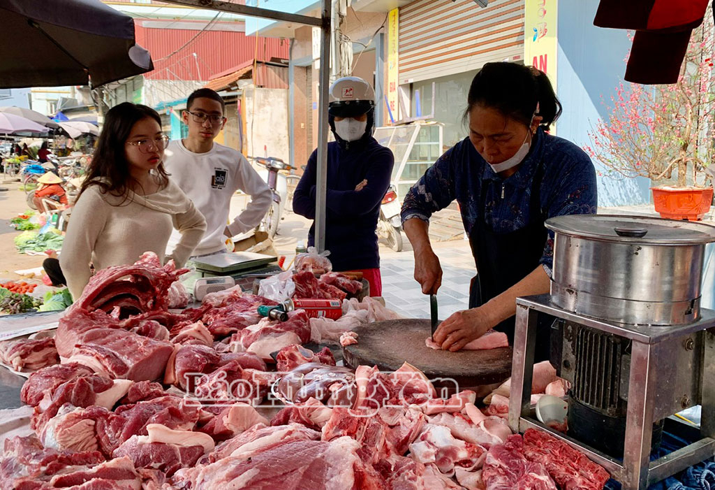 Tại chợ Gạo, mặt hàng thịt lợn có giá bán ổn định sau Tết, dao động từ 140.000 - 180.000 đồng/kg.
