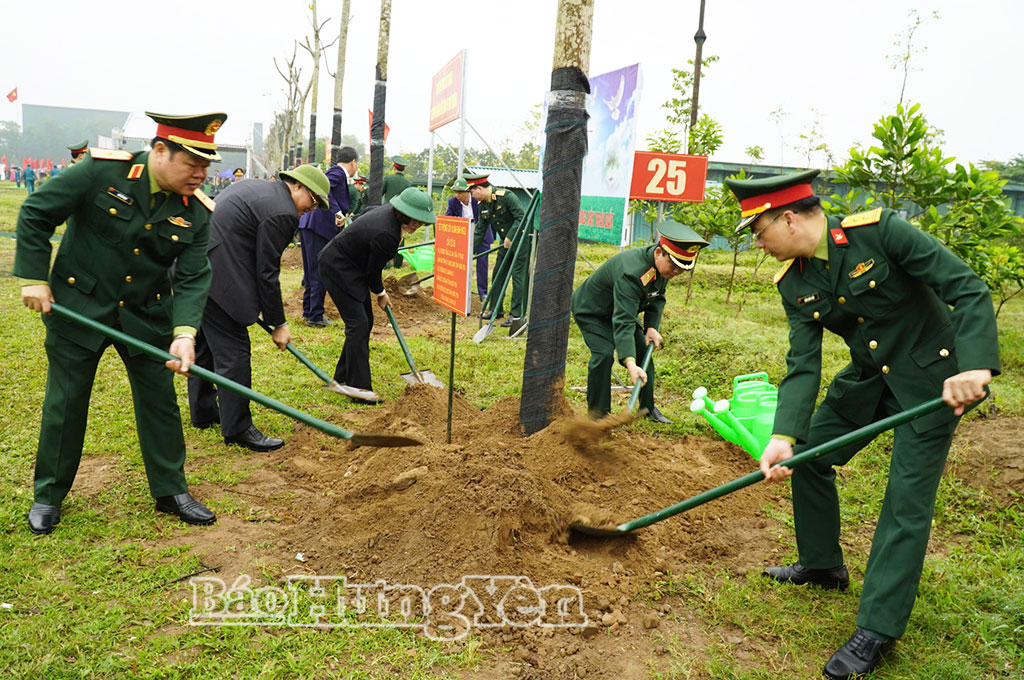 Các đại biểu trồng cây sau lễ phát động.