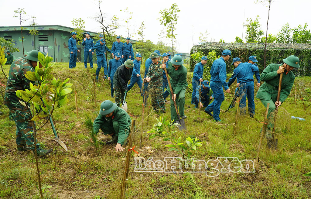 Hưởng ứng trồng cây sau lễ phát động tại thao trường huấn luyện Bộ Chỉ huy Quân sự tỉnh.