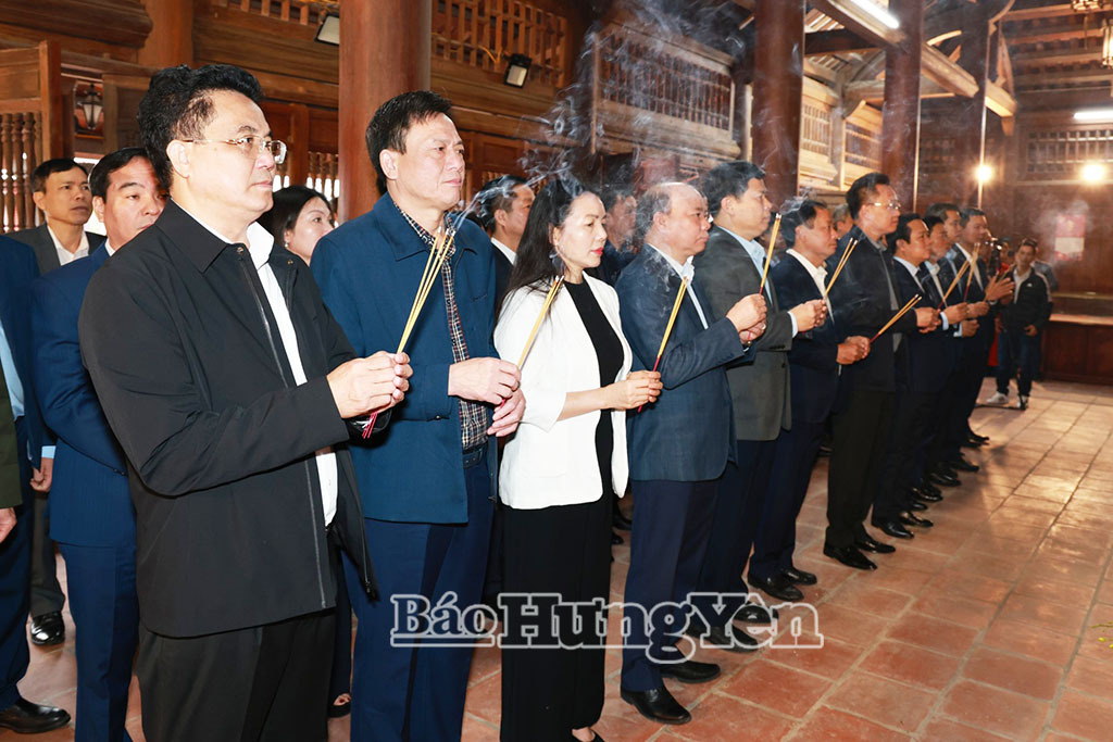 Các đại biểu dâng hương tưởng niệm nhà bác học, danh nhân văn hóa Lê Quý Đôn.