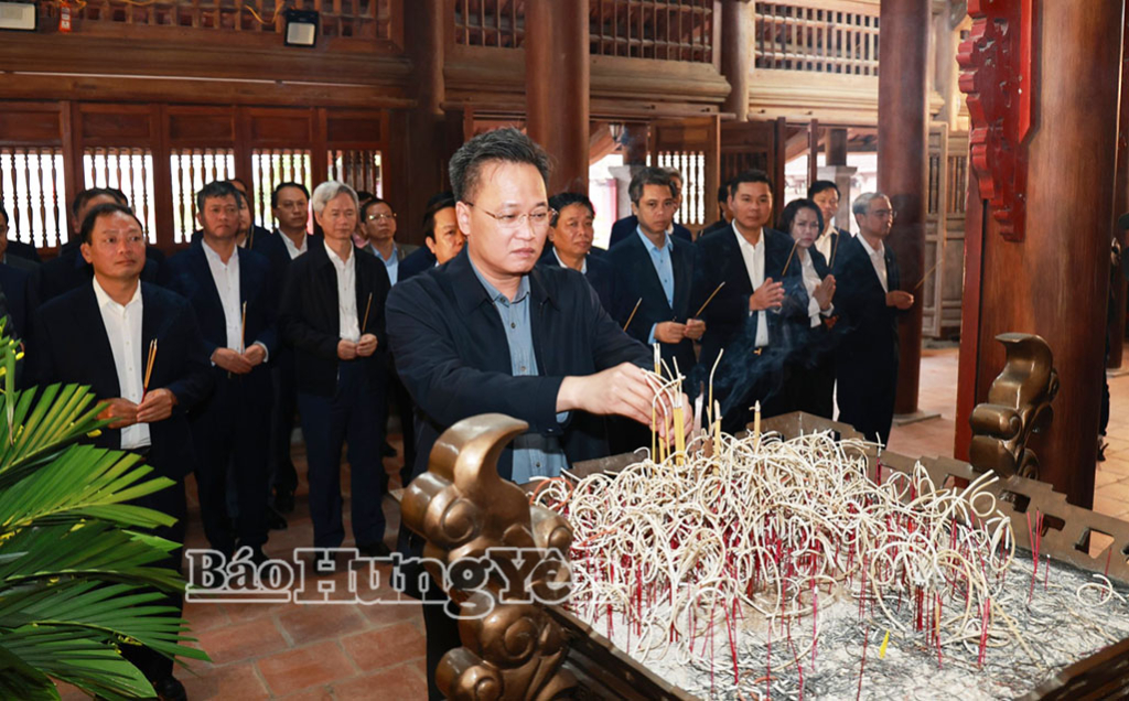 Đồng chí Nguyễn Hữu Nghĩa, Ủy viên Ban Chấp hành Trung ương Đảng, Bí thư Tỉnh ủy dâng hương tưởng niệm nhà bác học, danh nhân văn hóa Lê Quý Đôn.