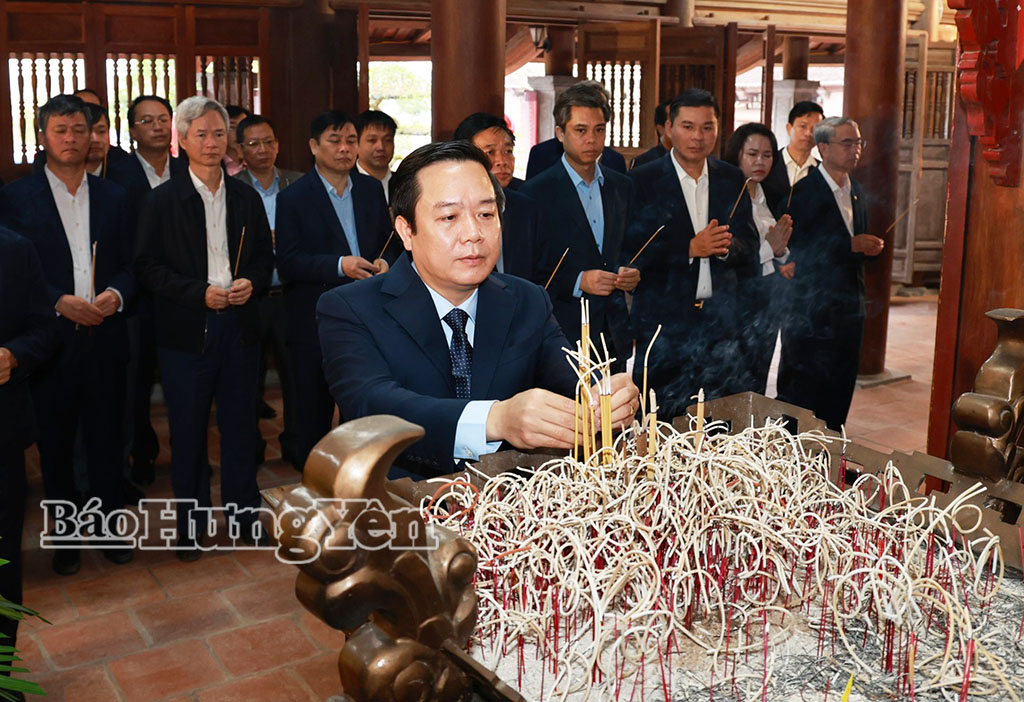 Đồng chí Phạm Quang Ngọc, Ủy viên Ban Chấp hành Trung ương Đảng, Phó Bí thư Tỉnh ủy, Chủ tịch UBND tỉnh dâng hương tưởng niệm nhà bác học, danh nhân văn hóa Lê Quý Đôn.