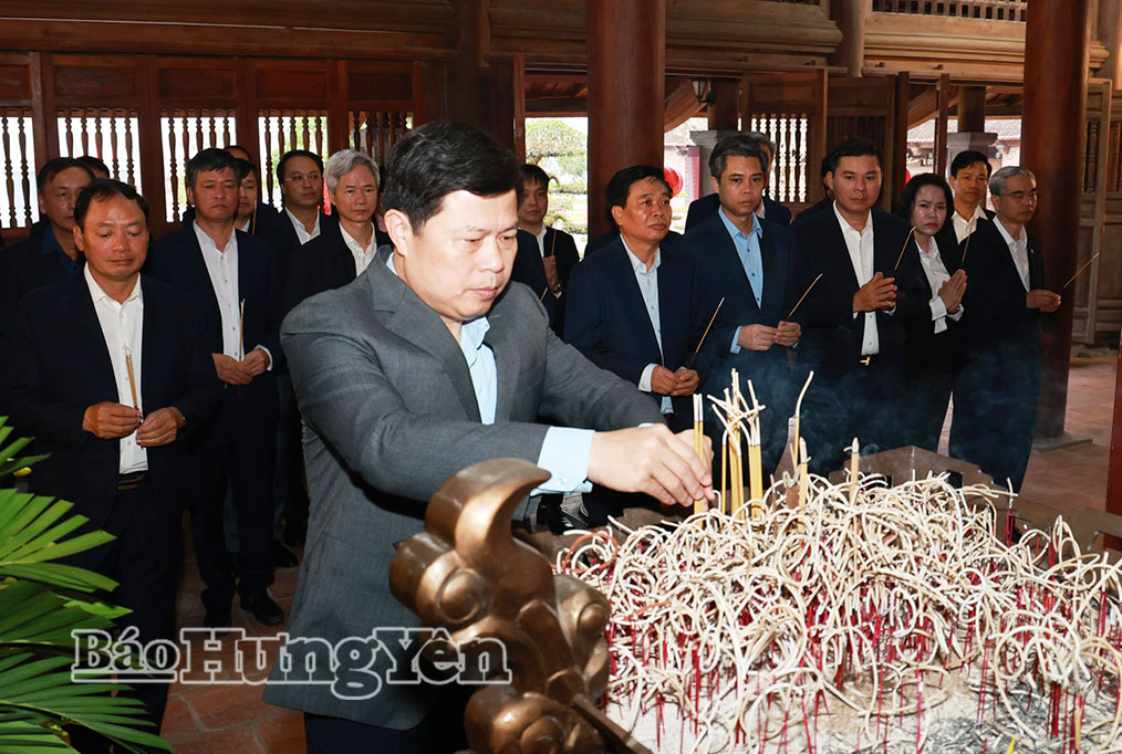Đồng chí Trần Quốc Toản, Phó Bí thư Thường trực Tỉnh ủy, Chủ tịch Ủy ban MTTQ Việt Nam tỉnh dâng hương tưởng niệm nhà bác học, danh nhân văn hóa Lê Quý Đôn.