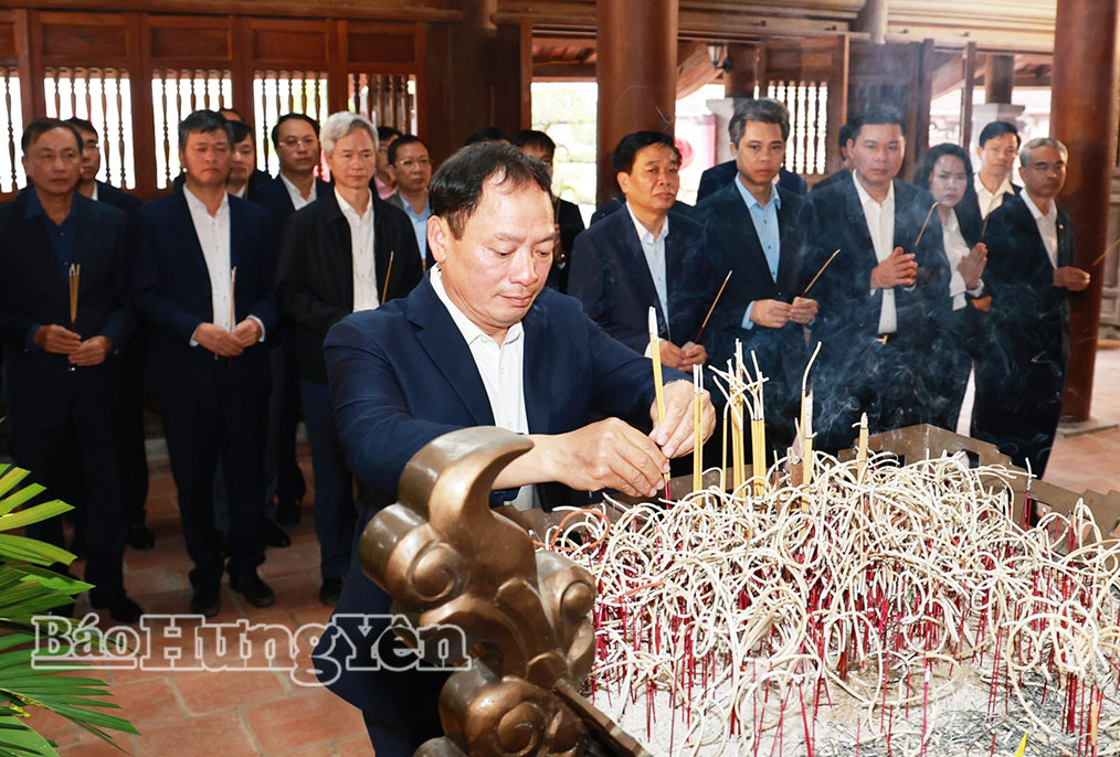 Đồng chí Trần Quốc Văn, Phó Bí thư Tỉnh ủy, Chủ tịch HĐND tỉnh dâng hương tưởng niệm nhà bác học, danh nhân văn hóa Lê Quý Đôn.