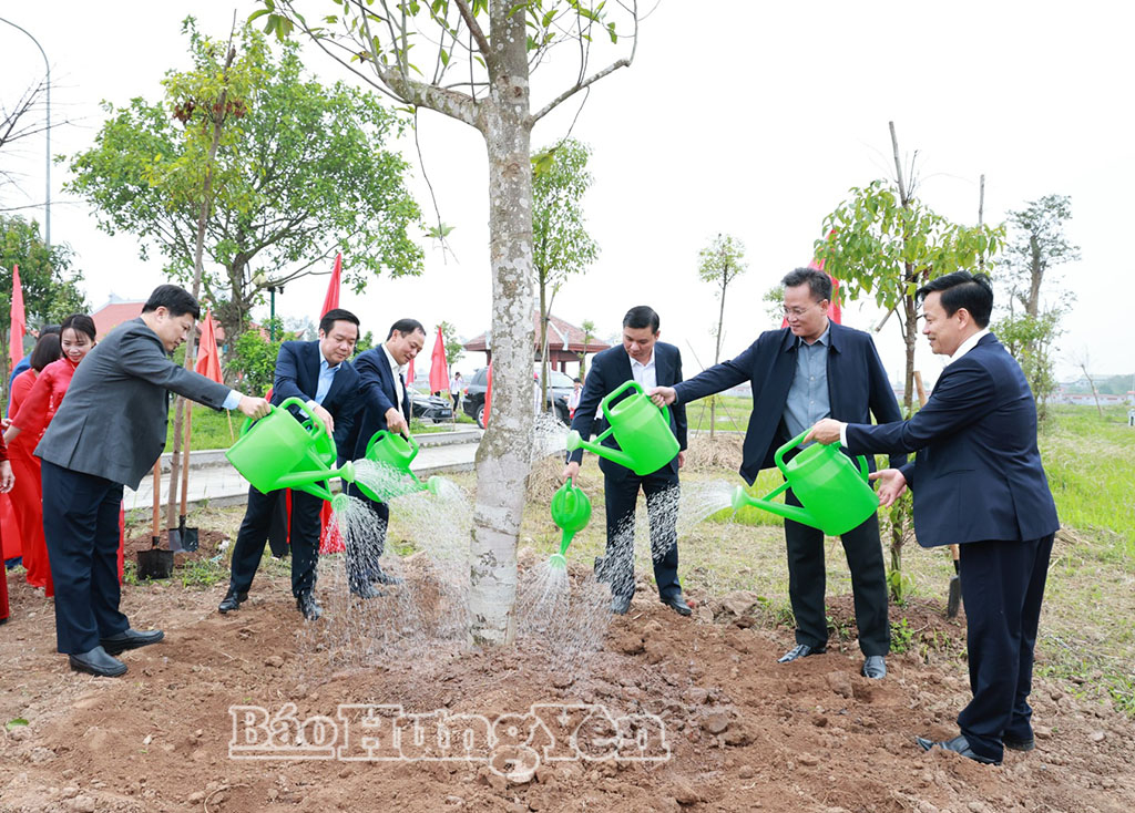 Các đồng chí lãnh đạo tỉnh trồng cây trong khuôn viên Khu lưu niệm nhà bác học Lê Quý Đôn.