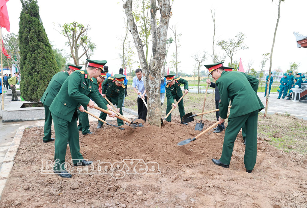 Đại biểu lực lượng vũ trang cùng Nhân dân trồng cây trong khuôn viên Khu lưu niệm nhà bác học Lê Quý Đôn.