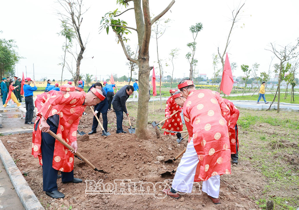 Các tầng lớp Nhân dân trồng cây trong khuôn viên Khu lưu niệm nhà bác học Lê Quý Đôn.
