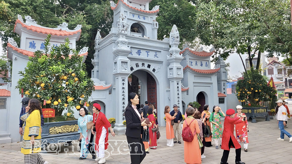 Du khách đến với Đền Mẫu dịp đầu xuân Bính Ngọ. 