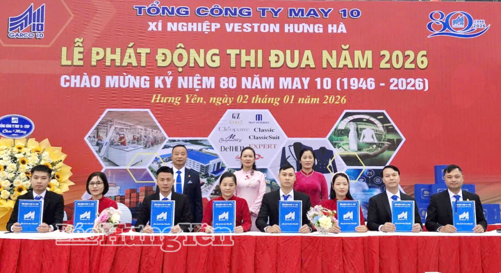 Công nhân Xí nghiệp May Hưng Hà, xã Hưng Hà bắt nhịp ngay vào sản xuất đầu năm.