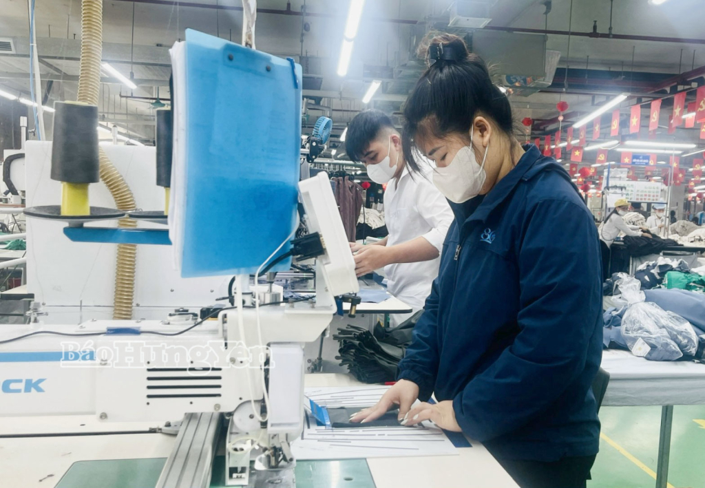 Công nhân Xí nghiệp May Hưng Hà, xã Hưng Hà bắt nhịp ngay vào sản xuất đầu năm.