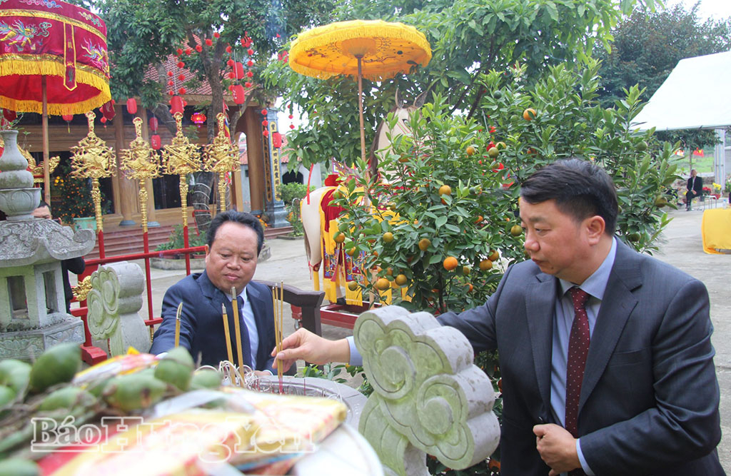 Lãnh đạo xã Long Hưng dâng hương tưởng niệm ngày hóa của Thống quốc Thái Sư Trần Thủ Độ.