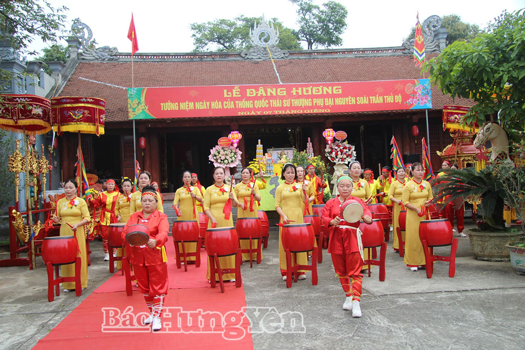 Biểu diễn màn trống hội tại lễ dâng hương.