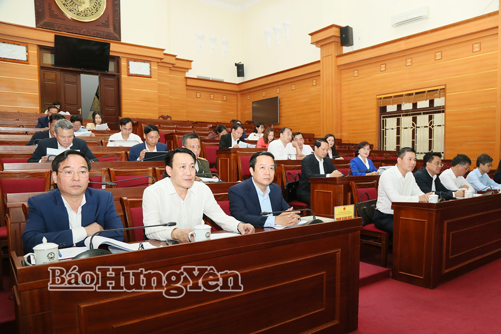 Đồng chí Phạm Quang Ngọc, Ủy viên Ban Chấp hành Trung ương Đảng, Phó Bí thư Tỉnh ủy, Chủ tịch UBND tỉnh, Phó Trưởng ban Chỉ đạo bầu cử tỉnh, Phó Chủ tịch Thường trực Ủy ban bầu cử tỉnh và các đại biểu dự hội nghị. 