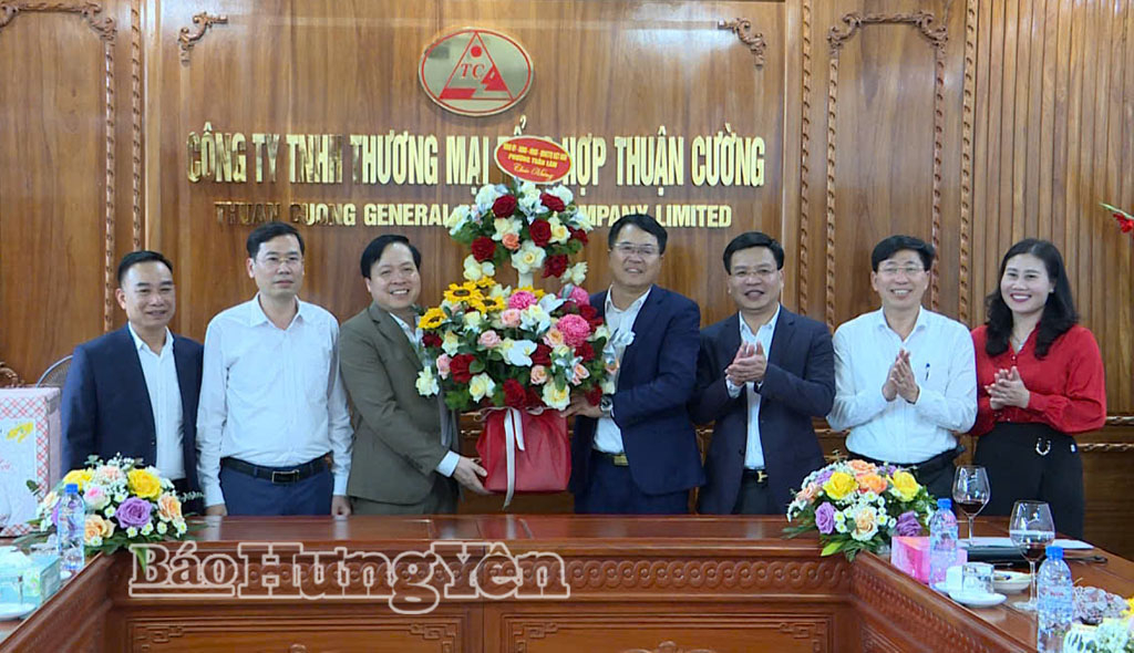 Lãnh đạo phương Trần Lãm tặng hoa Công ty TNHH Thương mại tổng hợp Thuận Cường.