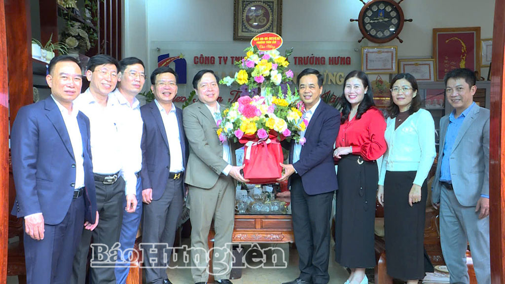 Lãnh đạo phường Trần Lãm tặng hoa Công ty TNHH Thương mại và Dịch vụ Trường Hưng.
