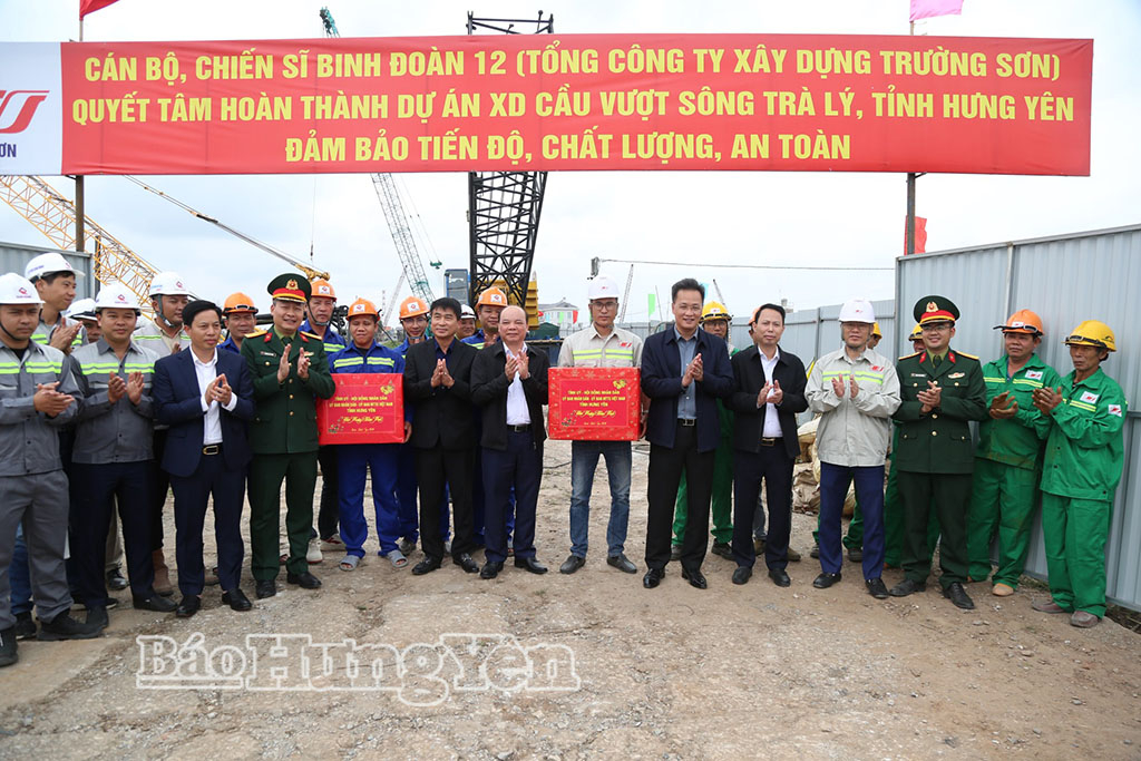 Đồng chí Bí thư Tỉnh ủy Nguyễn Hữu Nghĩa cùng các đồng chí lãnh đạo tỉnh tặng quà của VV88 casino, HĐND, UBND, Ủy ban MTTQ Việt Nam tỉnh cho VV88 dự đoán xổ số ba miền siêu chính xác, công nhân thi công công trình xây dựng cầu vượt sông Trà Lý. 