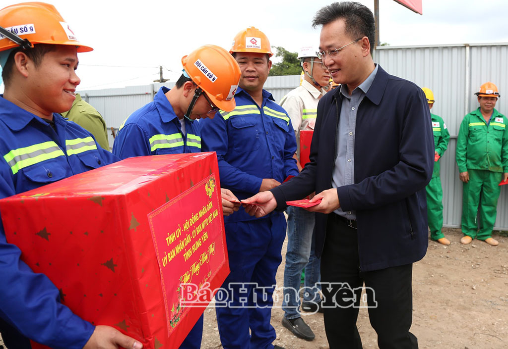 Đồng chí Bí thư Tỉnh ủy Nguyễn Hữu Nghĩa mừng tuổi năm mới động viên kỹ sư, công nhân thi công công trình xây dựng cầu vượt sông Trà Lý. 