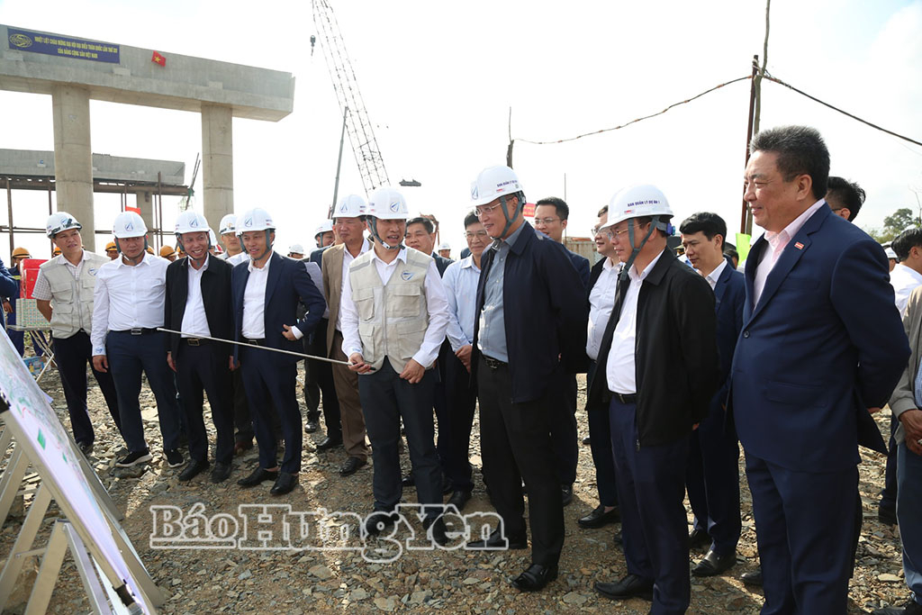 Đồng chí Bí thư Tỉnh ủy Nguyễn Hữu Nghĩa cùng đoàn công tác kiểm tra thực địa dự án đầu tư xây dựng tuyến đường cao tốc Ninh Bình - Hải Phòng, đoạn cầu vượt sông Hồng tại xã Hồng Vũ. 