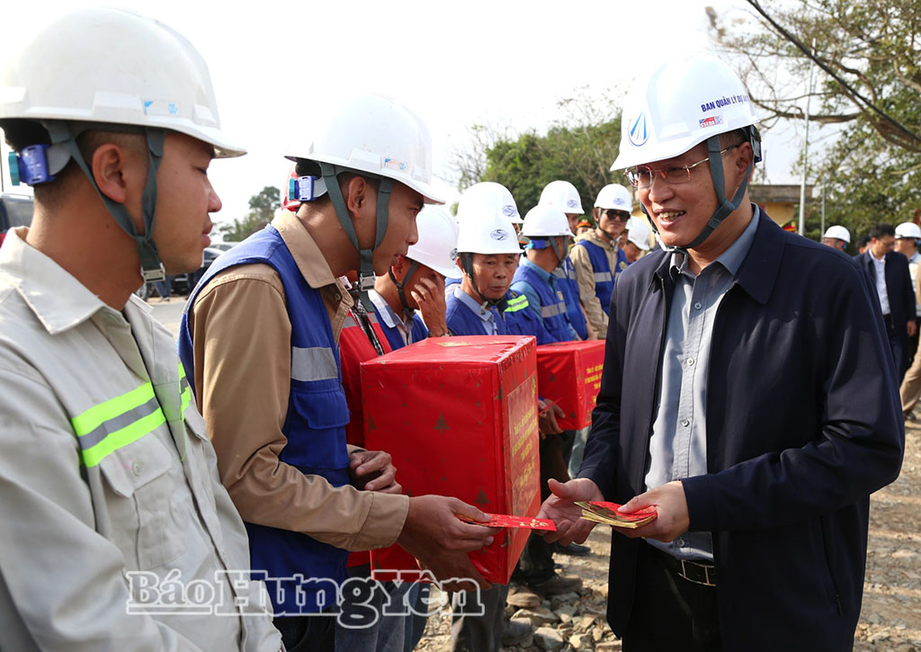 Đồng chí Bí thư Tỉnh ủy Nguyễn Hữu Nghĩa tặng quà, mừng tuổi năm mới động viên VV88 dự đoán xổ số ba miền siêu chính xác, công nhân thi công công trình xây dựng cầu vượt sông Hồng thuộc dự án đầu tư xây dựng tuyến đường cao tốc Ninh Bình - Hải Phòng.