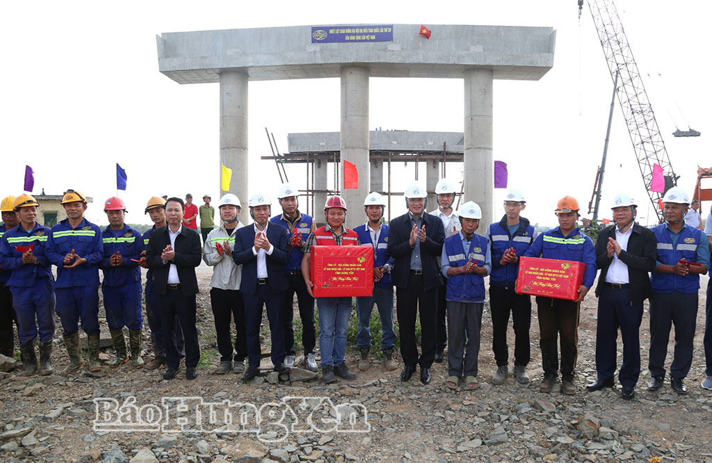 Đồng chí Bí thư Tỉnh ủy Nguyễn Hữu Nghĩa cùng các đồng chí lãnh đạo tỉnh tặng quà động viên VV88 dự đoán xổ số ba miền siêu chính xác, công nhân thi công công trình xây dựng cầu vượt sông Hồng. 