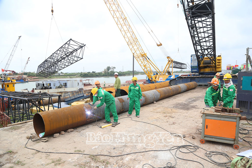 Cán bộ, công nhân Binh đoàn 12 (Tổng công ty Xây dựng Trường Sơn) tập trung nhân lực, thiết bị thi công cầu vượt sông Trà Lý, thuộc Dự án đầu tư xây dựng tuyến đường từ phường Thái Bình đi xã Hưng Hà, kết nối với phường Phố Hiến.
