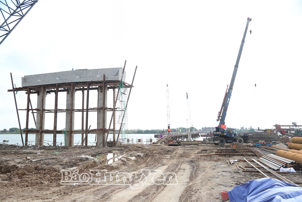 Nhà thầu thi công đẩy nhanh tiến độ thi công cầu vượt sông Hồng thuộc dự án đầu tư xây dựng tuyến đường cao tốc Ninh Bình - Hải Phòng.