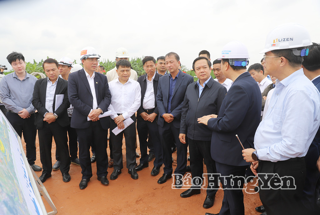 Đồng chí Phạm Quang Ngọc, Ủy viên Ban Chấp hành Trung ương Đảng, Phó Bí thư Tỉnh ủy, Chủ tịch UBND tỉnh nghe báo cáo tiến độ Dự án xây dựng tuyến đường kết nối di sản văn hóa du lịch và phát triển kinh tế dọc sông Hồng.