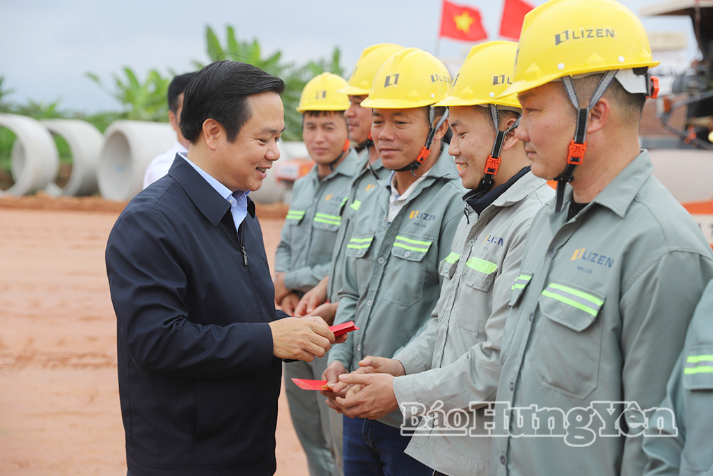 Đồng chí Phạm Quang Ngọc, Ủy viên Ban Chấp hành Trung ương Đảng, Phó Bí thư Tỉnh ủy, Chủ tịch UBND tỉnh mừng tuổi năm mới động viên công nhân đang làm việc trên công trường thi công Dự án xây dựng tuyến đường kết nối di sản văn hóa du lịch và phát triển kinh tế dọc sông Hồng.