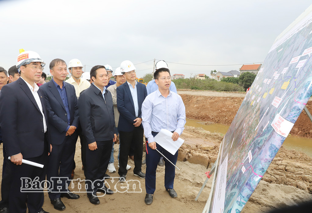 Đồng chí Phạm Quang Ngọc, Ủy viên Ban Chấp hành Trung ương Đảng, Phó Bí thư Tỉnh ủy, Chủ tịch UBND tỉnh nghe báo cáo tiến độ Dự án đường Tân Phúc - Võng Phan (giao ĐT.378), tỉnh Hưng Yên.