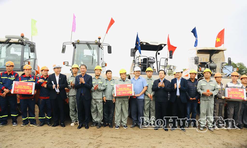 Đồng chí Phạm Quang Ngọc, Ủy viên Ban Chấp hành Trung ương Đảng, Phó Bí thư Tỉnh ủy, Chủ tịch UBND tỉnh tặng quà động viên công nhân đang làm việc tại công trường  thi công Dự án đường Tân Phúc - Võng Phan (giao ĐT.378), tỉnh Hưng Yên.