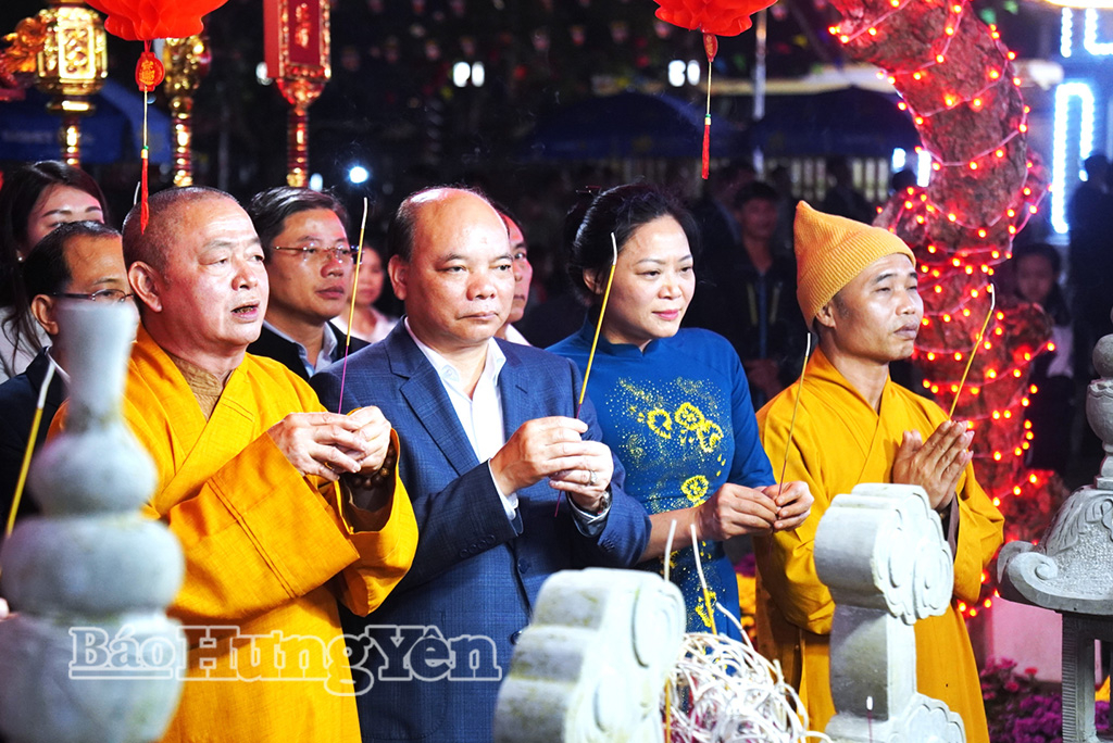 Đồng chí Phó Chủ tịch HĐND tỉnh&nbsp;Đặng Thanh Giang&nbsp;dâng&nbsp;hương tại di tích đền, chùa Phượng Vũ.