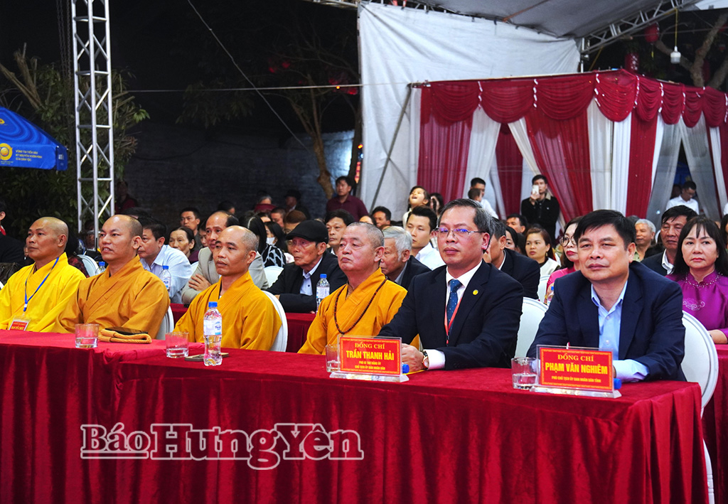 Đồng chí Phó Chủ tịch UBND tỉnh Phạm Văn Nghiêm dự khai mạc lễ hội đền, chùa Phượng Vũ.