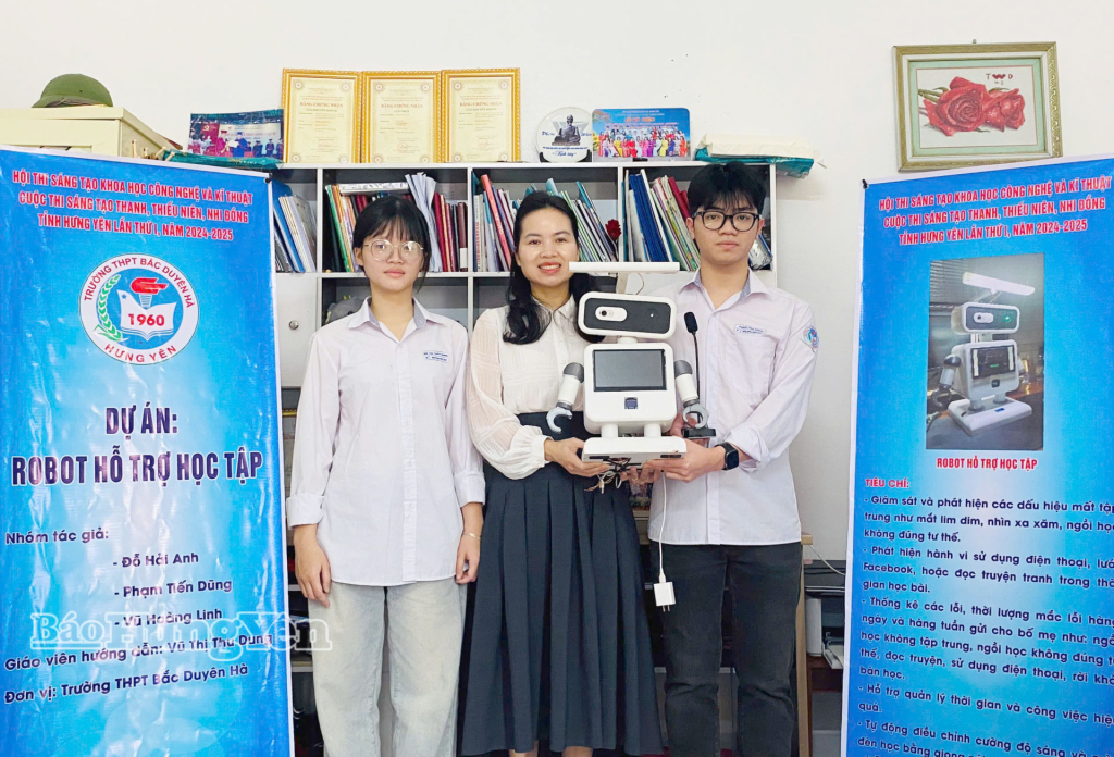 Cô giáo Vũ Thị Thu Dung, Trường THPT Bắc Duyên Hàcùng nhóm học sinh sáng tạo ra sản phẩm Robot hỗ trợ học tập.
