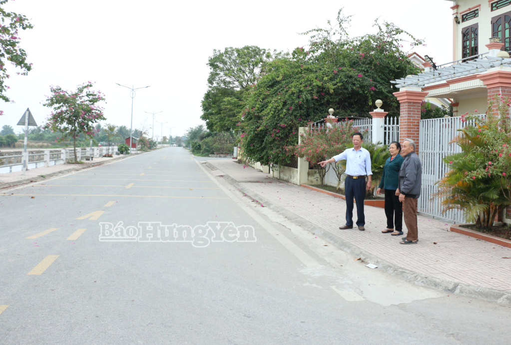Đồng chí Nguyễn Văn Khuyến cùng người dân trong thôn phấn khởi khi tuyến đường trong thôn được nâng cấp, mở rộng giúp cho việc giao thương, đi lại được thuận lợi.