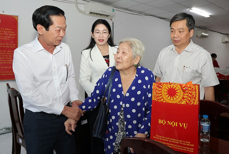 Bộ trưởng Nội vụ Đỗ Thanh Bình trao quà và thăm hỏi gia đình chính sách tại phường Cái Khế, thành phố Cần Thơ. (Ảnh Moha).