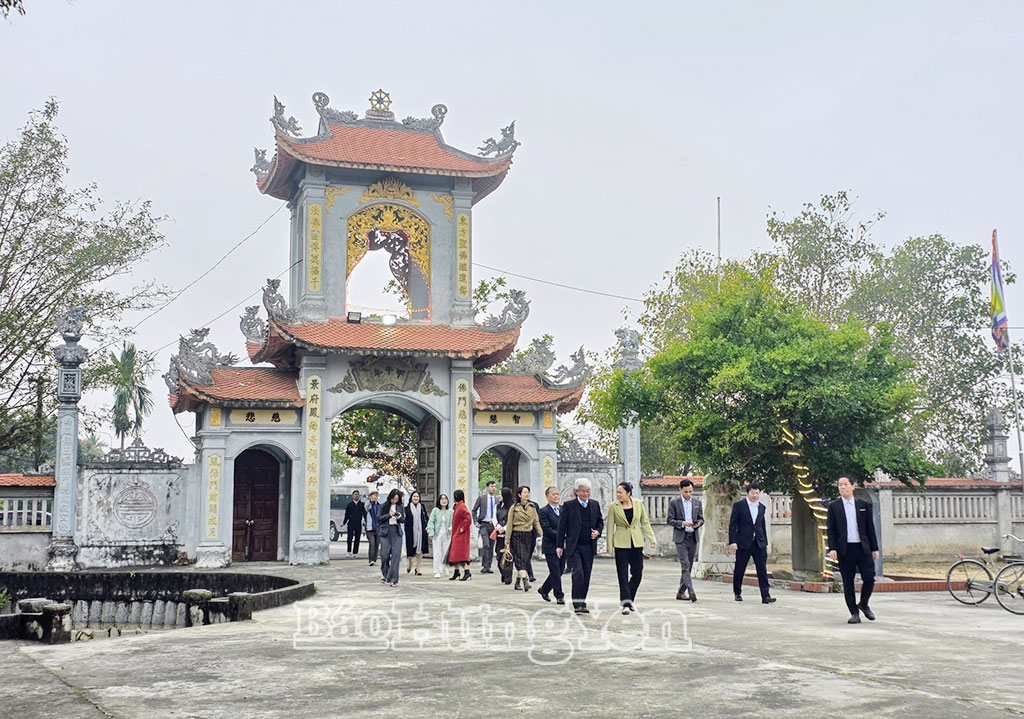 Du khách tham quan di tích lịch sử - văn hóa chùa Phượng Vũ, xã Vũ Thư.