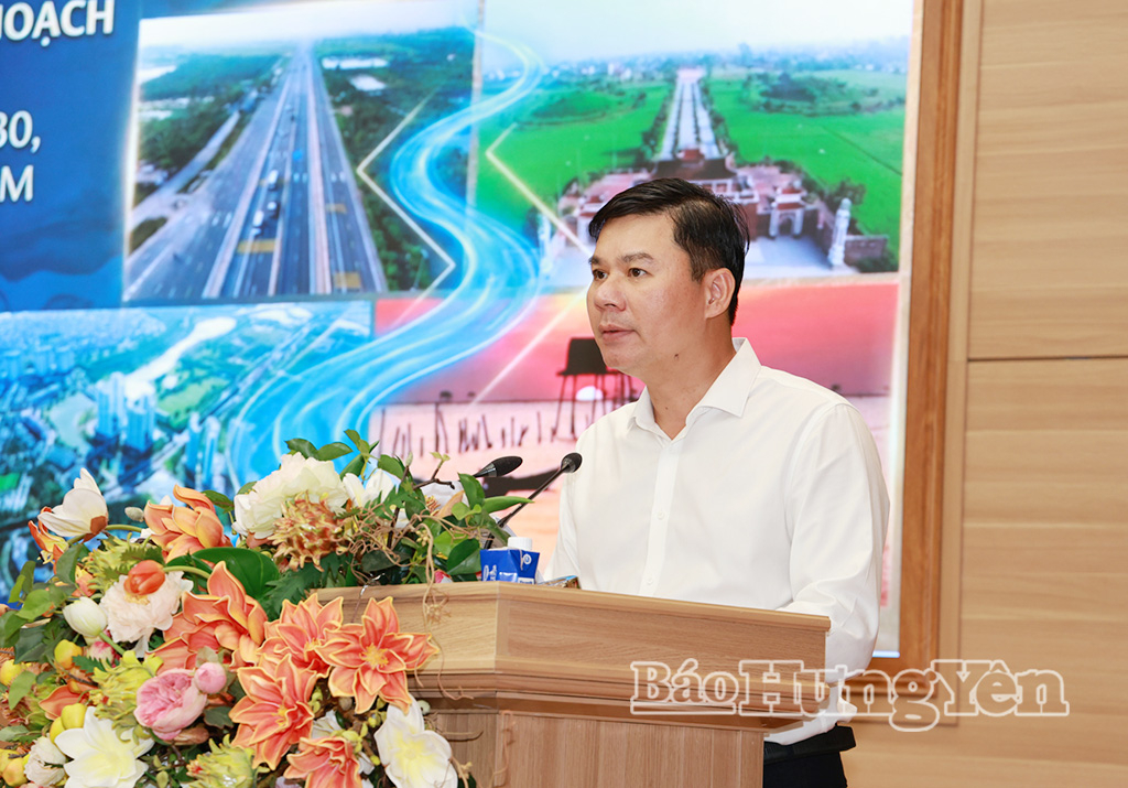 Đồng chí Nguyễn Lê Huy, Ủy viên Ban Thường vụ Tỉnh ủy, Phó Chủ tịch Thường trực UBND tỉnh trình bày Tờ trình của Đảng ủy UBND tỉnh về việc điều chỉnh Quy hoạch tỉnh Hưng Yên thời kỳ 2021 - 2030, tầm nhìn đến năm 2050.