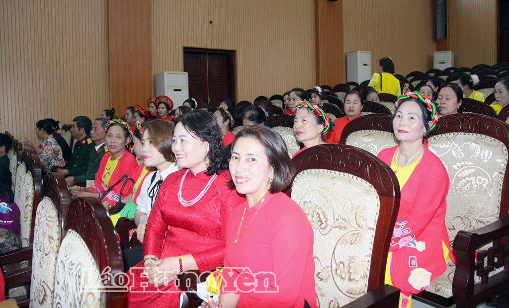 Liên hoan văn nghệ thu hút đông đảo cán bộ, đảng viên và Nhân dân đến xem và cổ vũ.