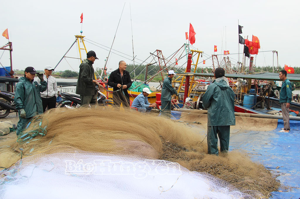 Ngư dân xã Nam Cường chuẩn bị ngư lưới cụ ra khơi đánh bắt hải sản đầu năm.