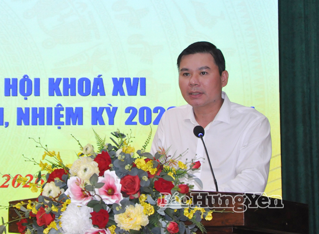 Đồng chí Phó Chủ tịch Thường trực UBND tỉnh Nguyễn Lê Huy thông tin kết quả thực hiện nhiệm vụ phát triển kinh tế - xã hội tỉnh giai đoạn 2021 - 2025; phương hướng, nhiệm vụ giai đoạn 2026 - 2030.