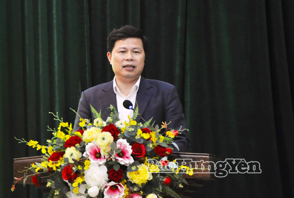 Đồng chí Trần Quốc Toản, Phó Bí thư Thường trực Tỉnh ủy, Chủ tịch Ủy ban MTTQ Việt Nam tỉnh, Phó Trưởng ban Chỉ đạo bầu cử tỉnh phát biểu tại hội nghị.