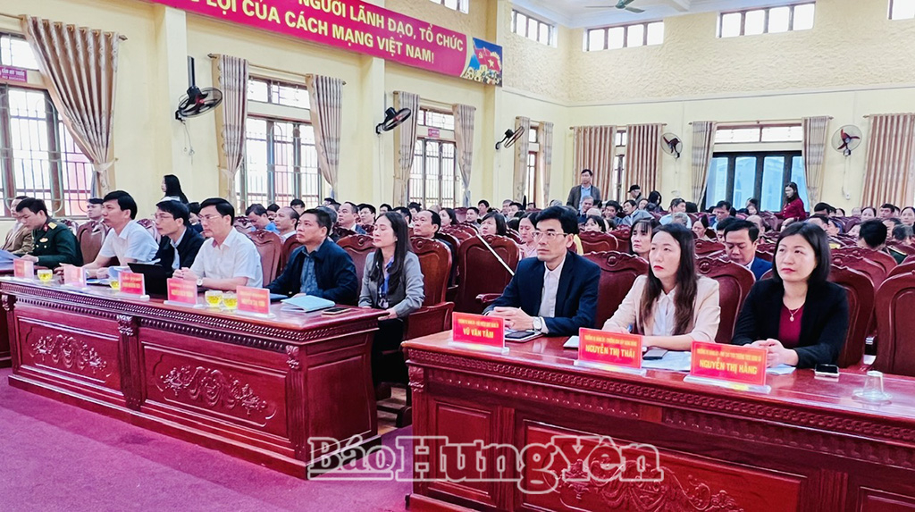 Các đại biểu dự hội nghị tại điểm cầu xã Hồng Vũ.