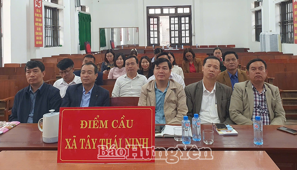 Các đại biểu dự hội nghị tại điểm cầu xã Tây Thái Ninh. Ảnh Trịnh Cường