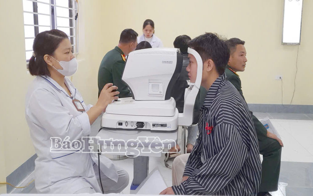 Thanh niên xã Hoàng Hoa Thám tham gia khám tuyển sức khỏe nghĩa vụ quân sự.